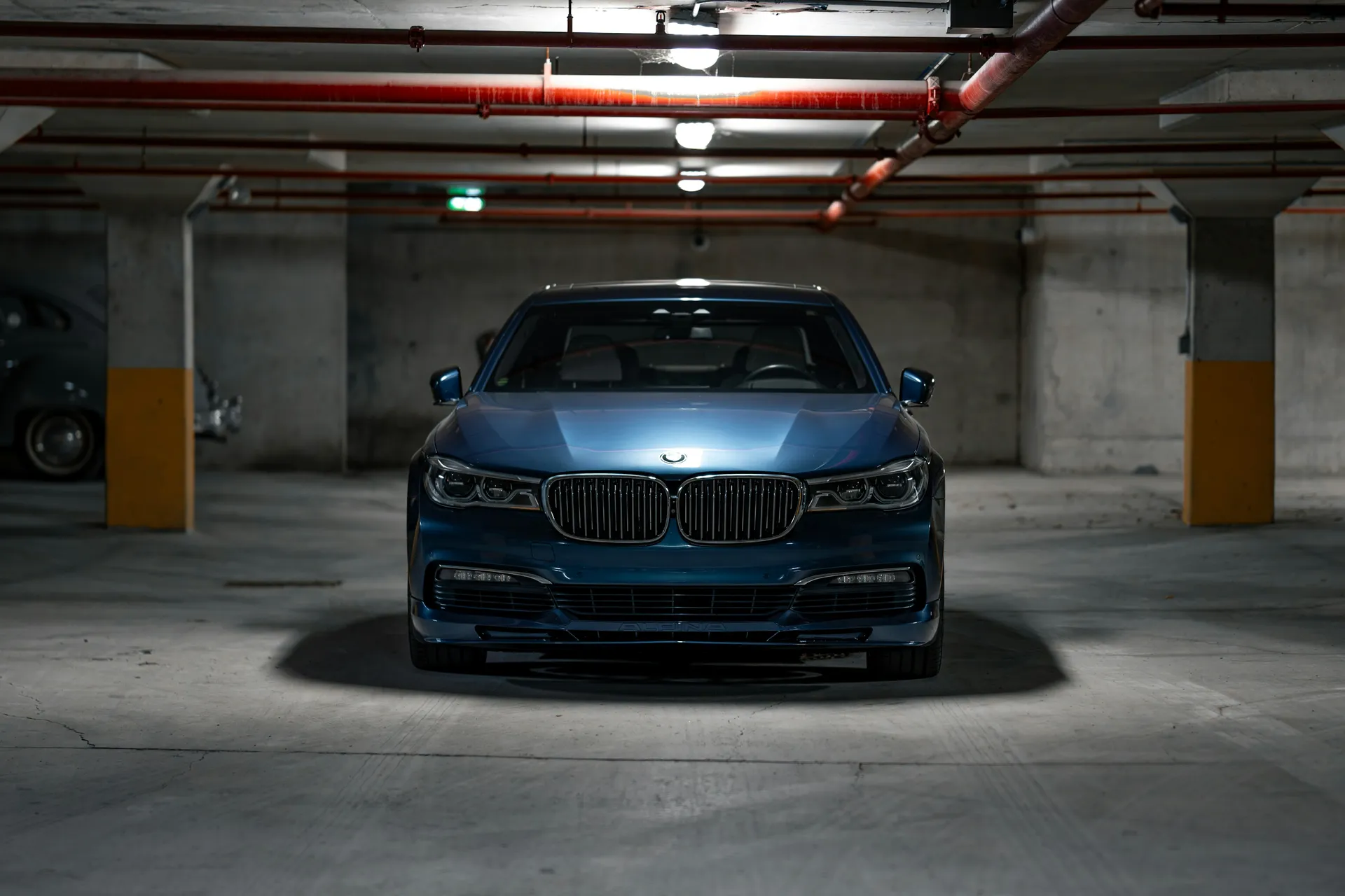 Model van een automerk in de hero van de website